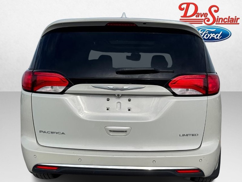 Chrysler Pacifica Vehicle Full-screen Gallery Image 08