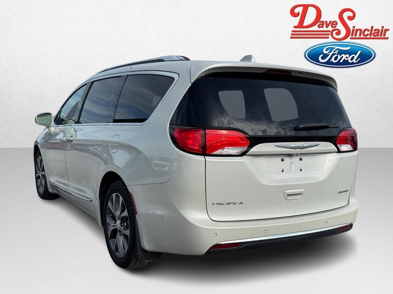 Chrysler Pacifica Vehicle Full-screen Gallery Image 09