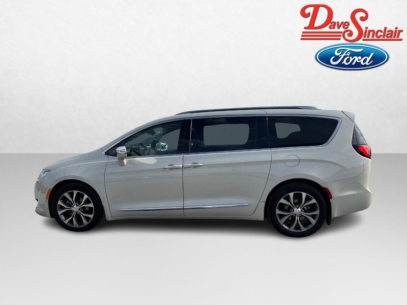 Chrysler Pacifica Vehicle Full-screen Gallery Image 10