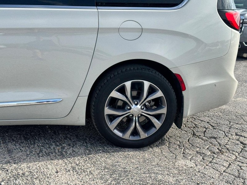 Chrysler Pacifica Vehicle Full-screen Gallery Image 11