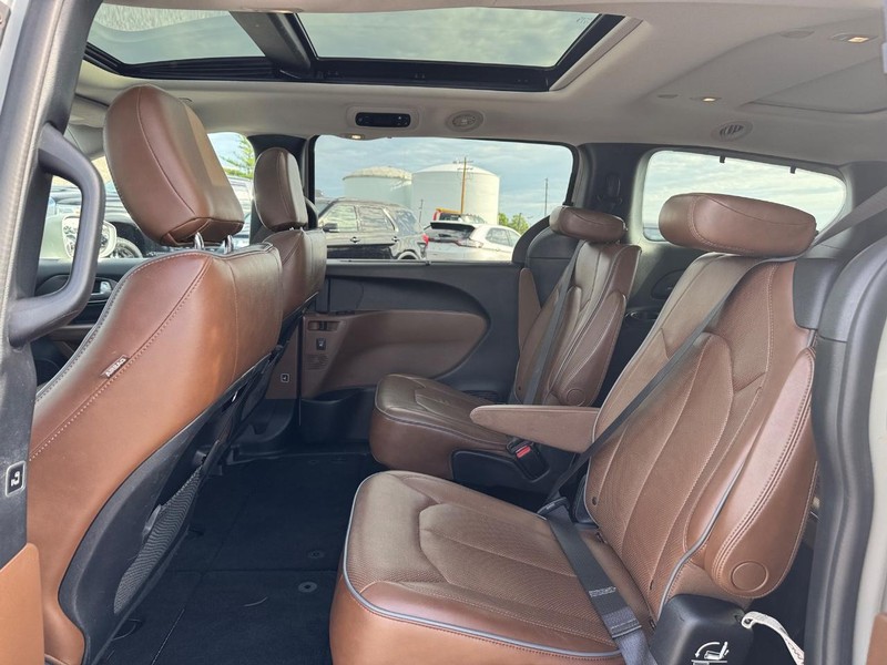 Chrysler Pacifica Vehicle Full-screen Gallery Image 12