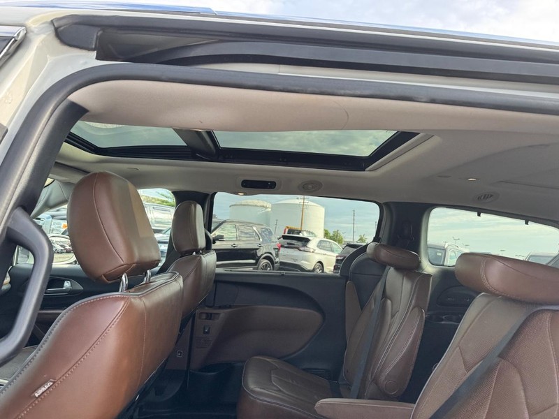Chrysler Pacifica Vehicle Full-screen Gallery Image 13