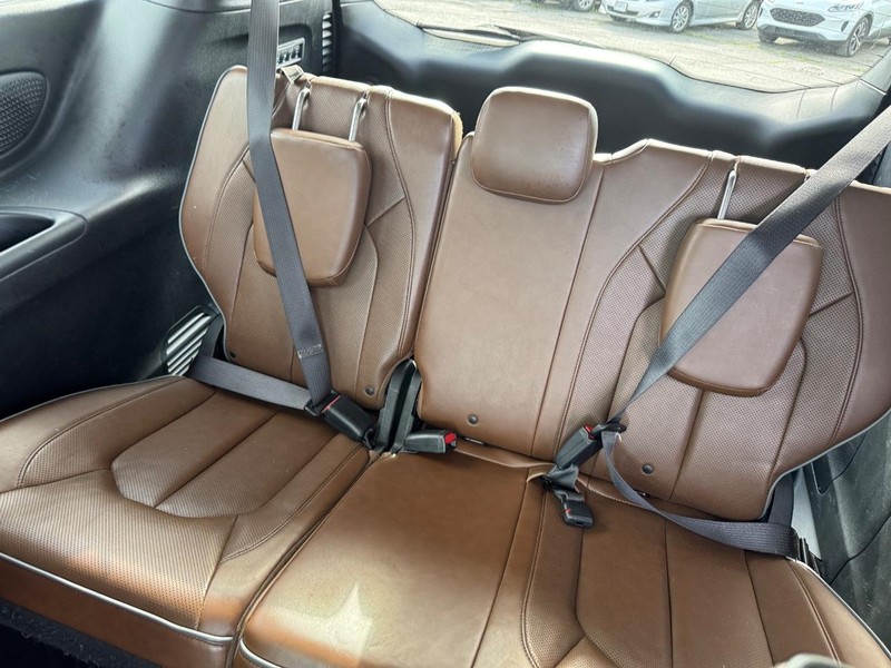 Chrysler Pacifica Vehicle Full-screen Gallery Image 15