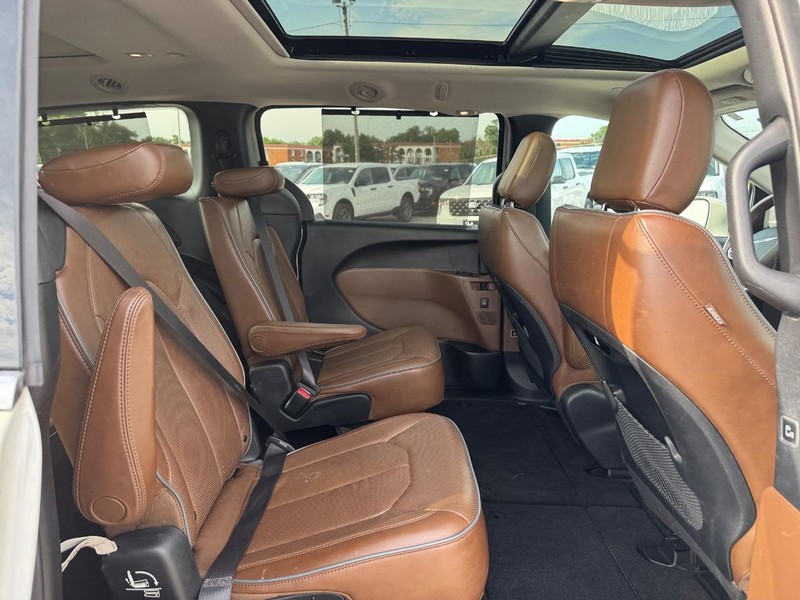 Chrysler Pacifica Vehicle Full-screen Gallery Image 16