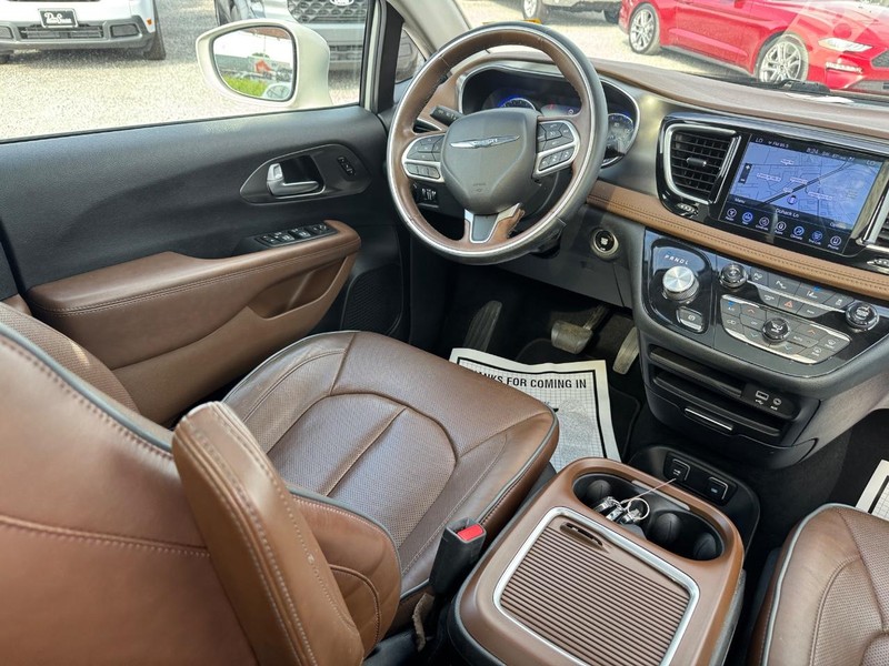 Chrysler Pacifica Vehicle Full-screen Gallery Image 17