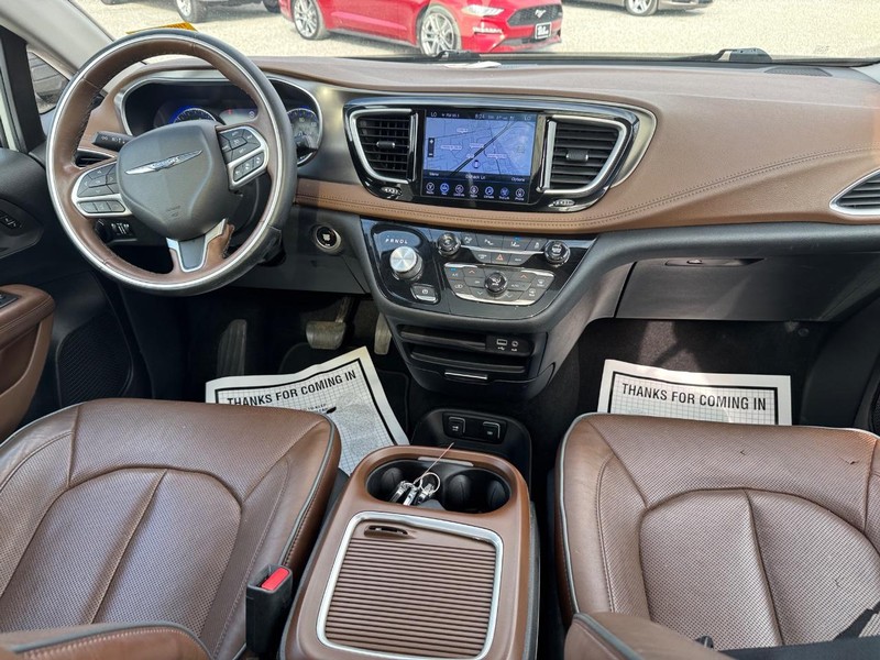 Chrysler Pacifica Vehicle Full-screen Gallery Image 18