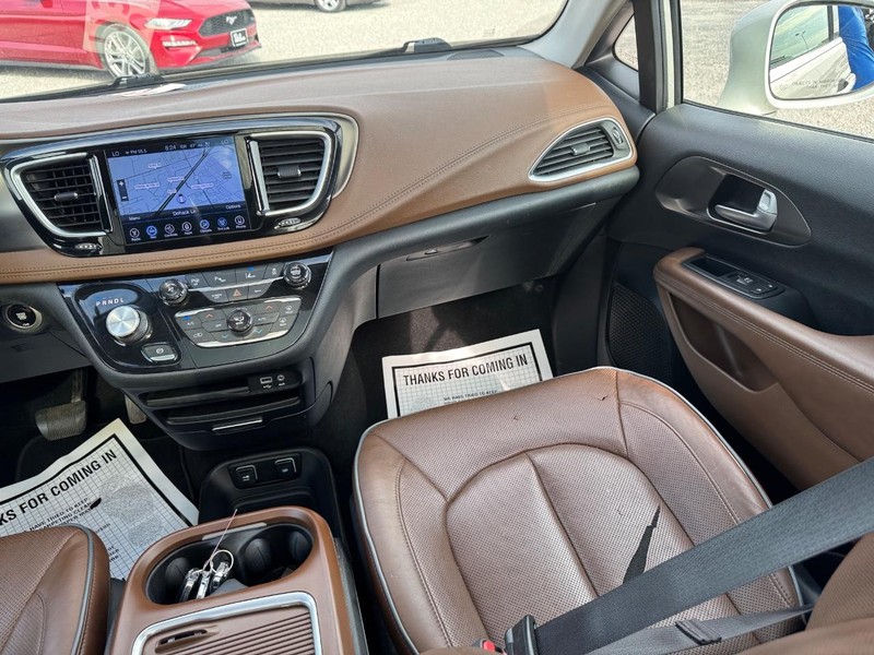 Chrysler Pacifica Vehicle Full-screen Gallery Image 19