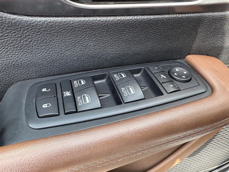 Chrysler Pacifica Vehicle Full-screen Gallery Image 21