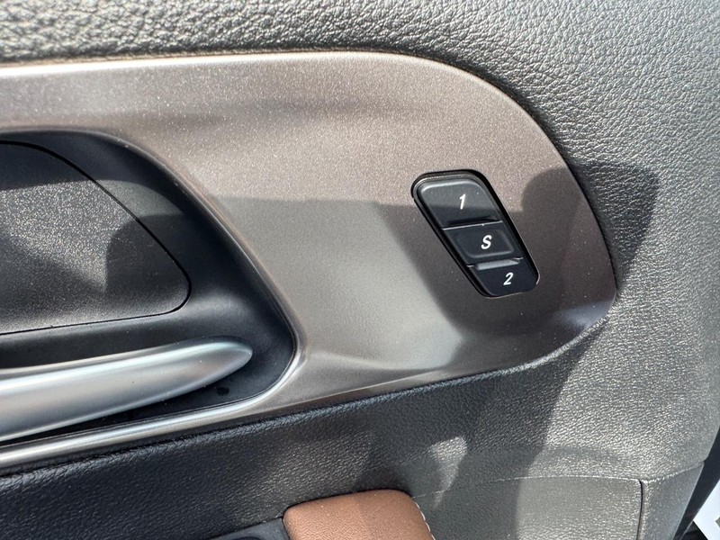 Chrysler Pacifica Vehicle Full-screen Gallery Image 22