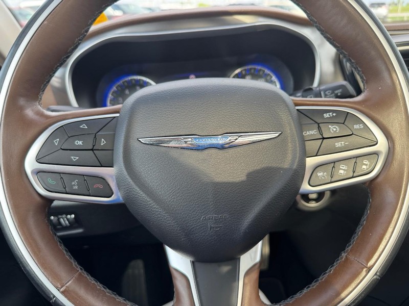 Chrysler Pacifica Vehicle Full-screen Gallery Image 23