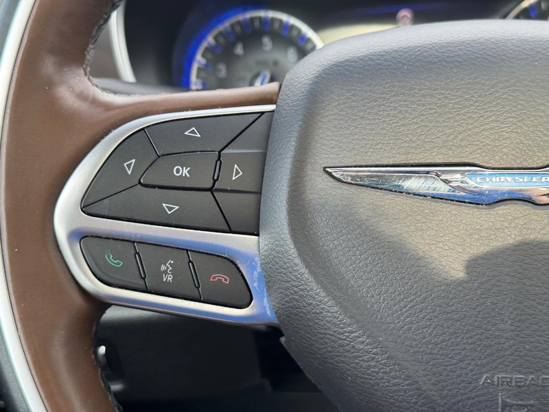 Chrysler Pacifica Vehicle Full-screen Gallery Image 24