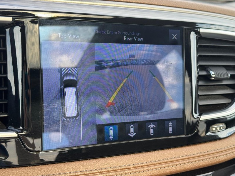 Chrysler Pacifica Vehicle Full-screen Gallery Image 27
