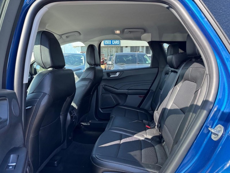 Ford Escape Vehicle Full-screen Gallery Image 12