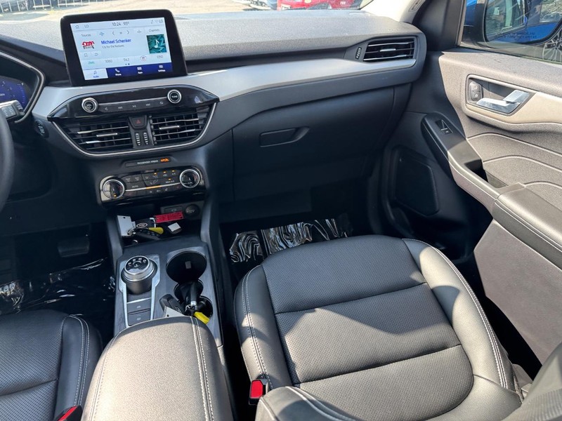 Ford Escape Vehicle Full-screen Gallery Image 16