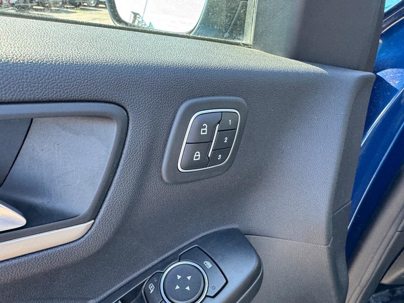 Ford Escape Vehicle Full-screen Gallery Image 19