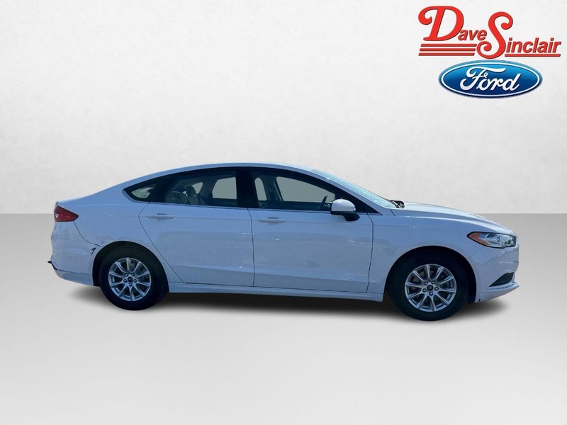 Ford Fusion Vehicle Full-screen Gallery Image 05