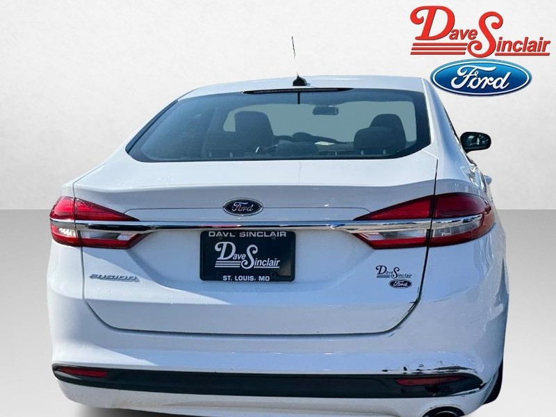 Ford Fusion Vehicle Full-screen Gallery Image 08