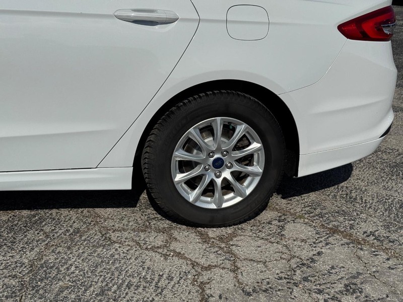 Ford Fusion Vehicle Full-screen Gallery Image 11