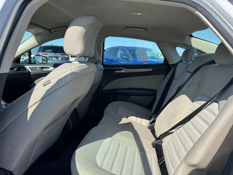 Ford Fusion Vehicle Full-screen Gallery Image 12
