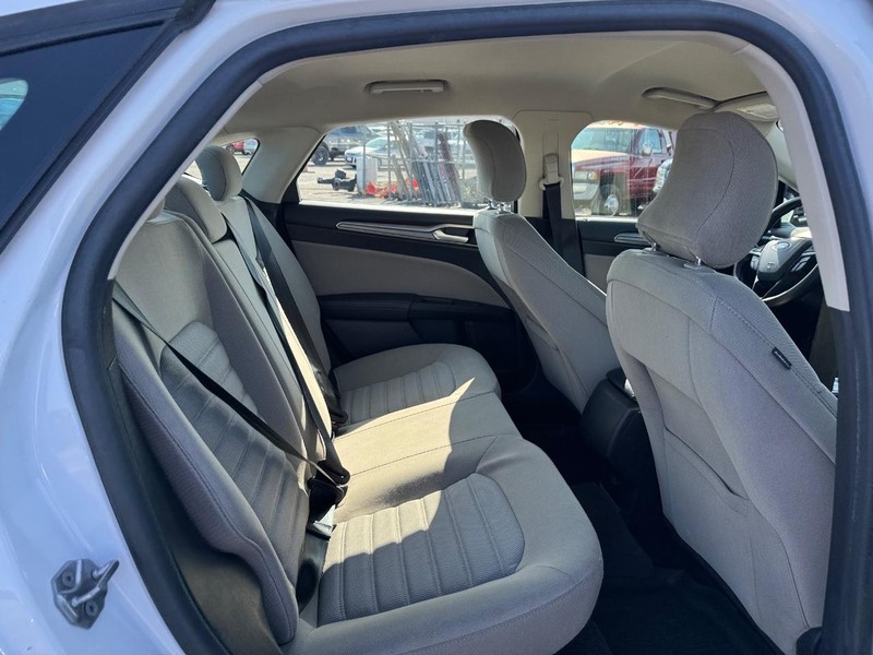 Ford Fusion Vehicle Full-screen Gallery Image 13
