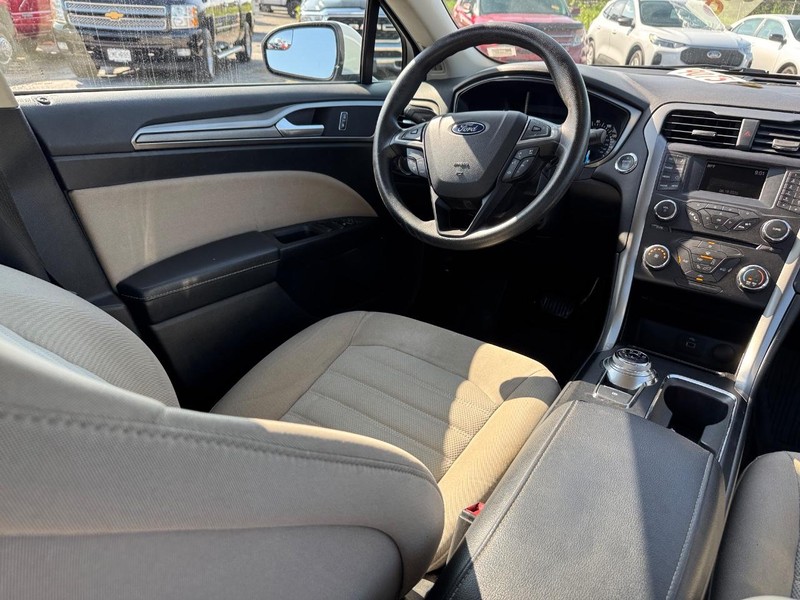 Ford Fusion Vehicle Full-screen Gallery Image 14