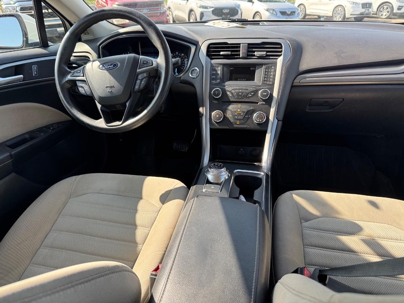 Ford Fusion Vehicle Full-screen Gallery Image 15