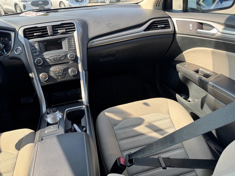 Ford Fusion Vehicle Full-screen Gallery Image 16
