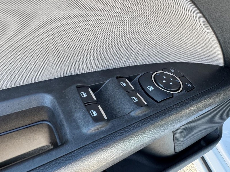 Ford Fusion Vehicle Full-screen Gallery Image 18