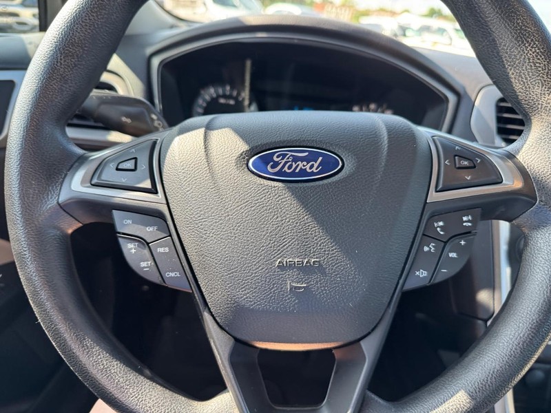 Ford Fusion Vehicle Full-screen Gallery Image 19