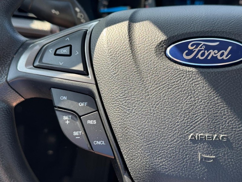 Ford Fusion Vehicle Full-screen Gallery Image 20