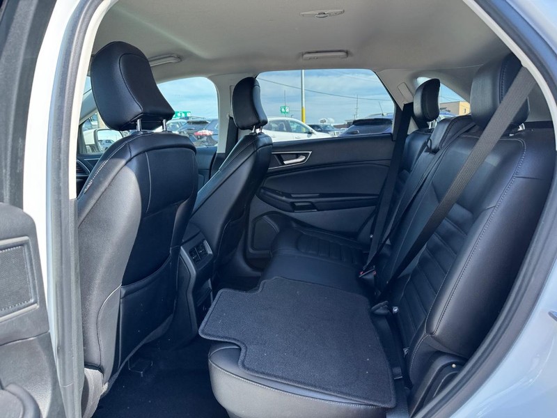 Ford Edge Vehicle Full-screen Gallery Image 12