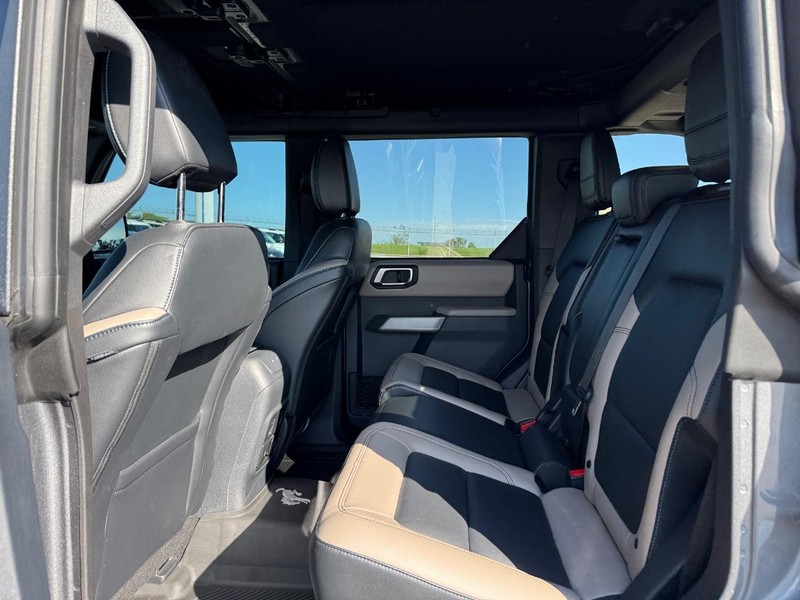 Ford Bronco Vehicle Full-screen Gallery Image 12