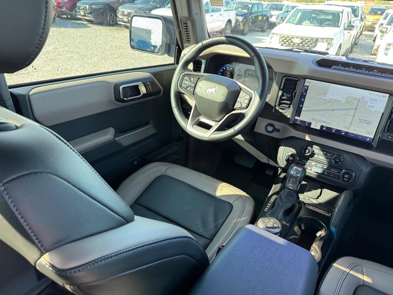 Ford Bronco Vehicle Full-screen Gallery Image 14