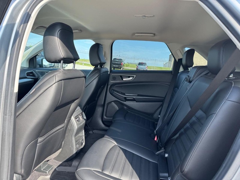Ford Edge Vehicle Full-screen Gallery Image 12