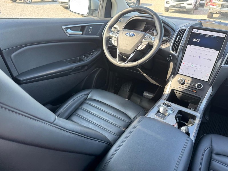 Ford Edge Vehicle Full-screen Gallery Image 14