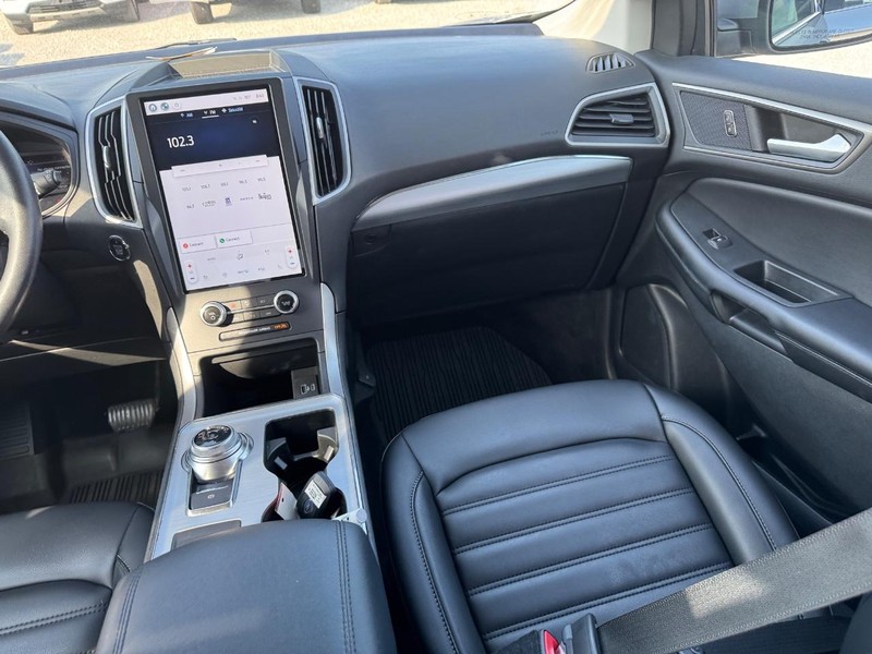 Ford Edge Vehicle Full-screen Gallery Image 16