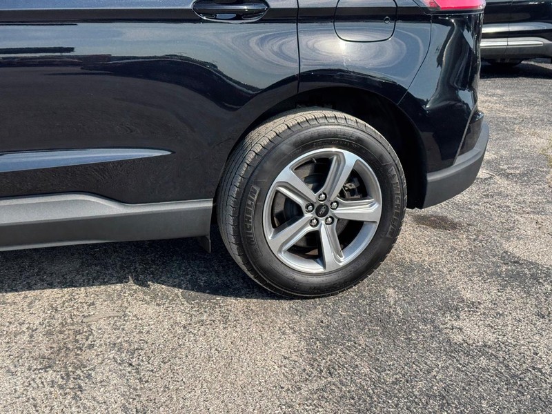 Ford Edge Vehicle Full-screen Gallery Image 11