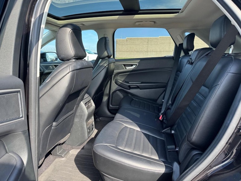 Ford Edge Vehicle Full-screen Gallery Image 12