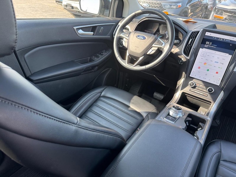 Ford Edge Vehicle Full-screen Gallery Image 15