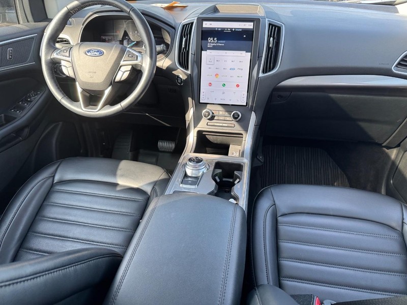 Ford Edge Vehicle Full-screen Gallery Image 16
