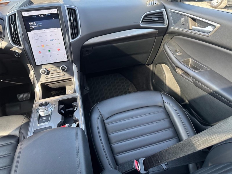 Ford Edge Vehicle Full-screen Gallery Image 17