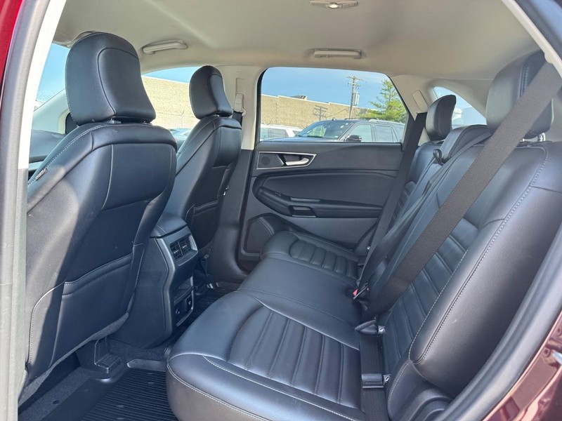 Ford Edge Vehicle Full-screen Gallery Image 12
