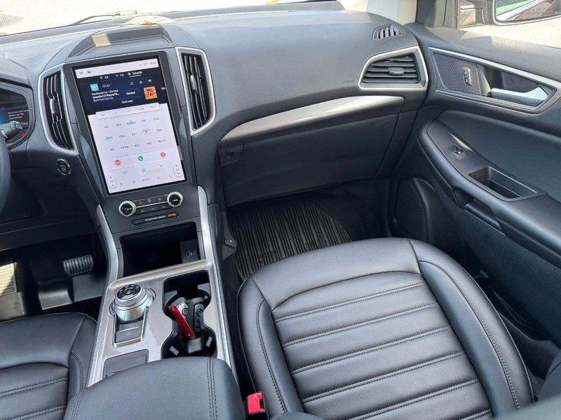 Ford Edge Vehicle Full-screen Gallery Image 16