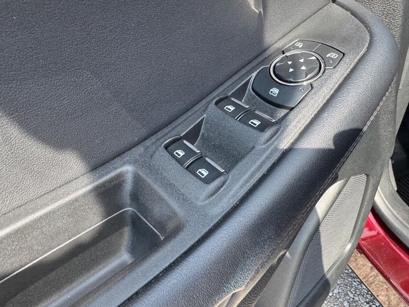 Ford Edge Vehicle Full-screen Gallery Image 18