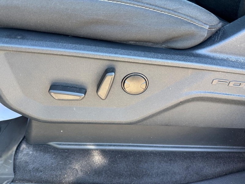 Ford F-150 Vehicle Full-screen Gallery Image 17