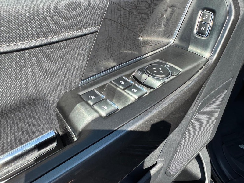 Ford F-150 Vehicle Full-screen Gallery Image 18