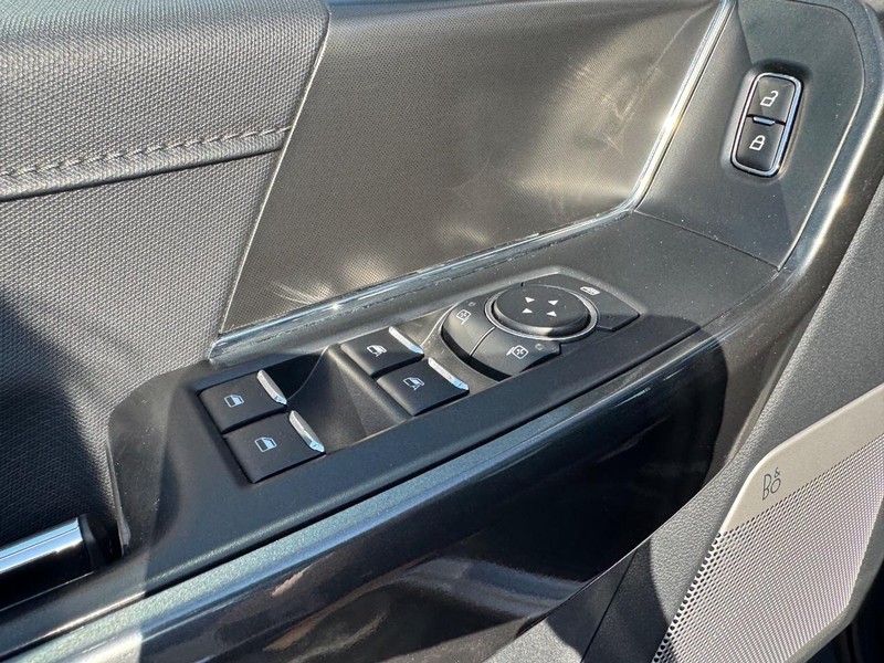 Ford F-150 Vehicle Full-screen Gallery Image 19
