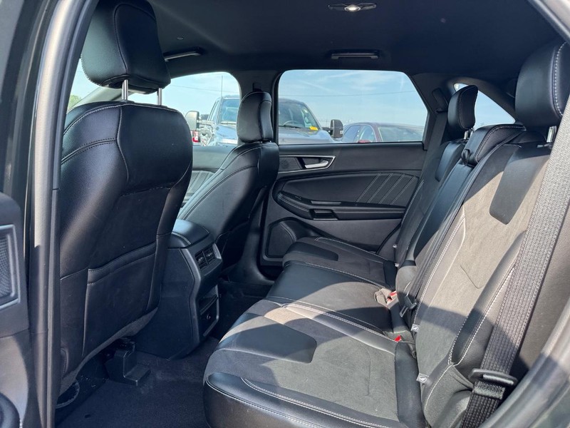 Ford Edge Vehicle Full-screen Gallery Image 12