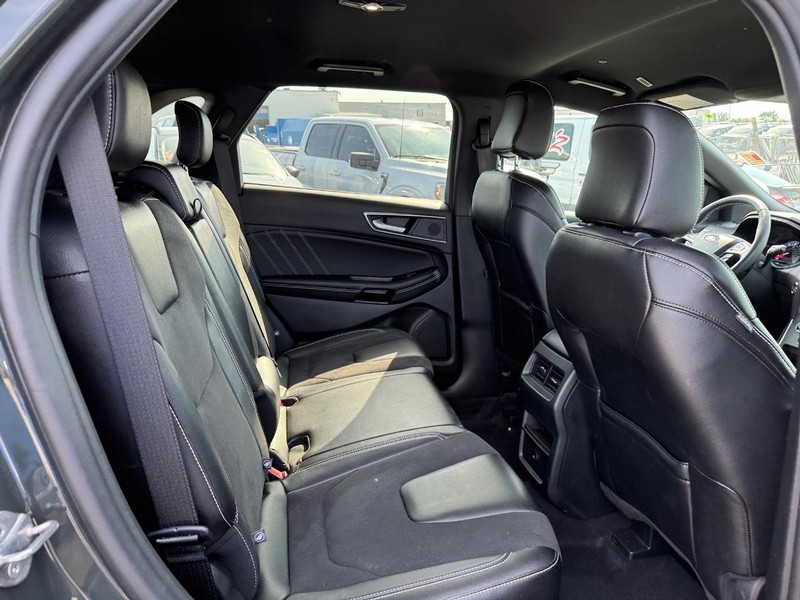 Ford Edge Vehicle Full-screen Gallery Image 13