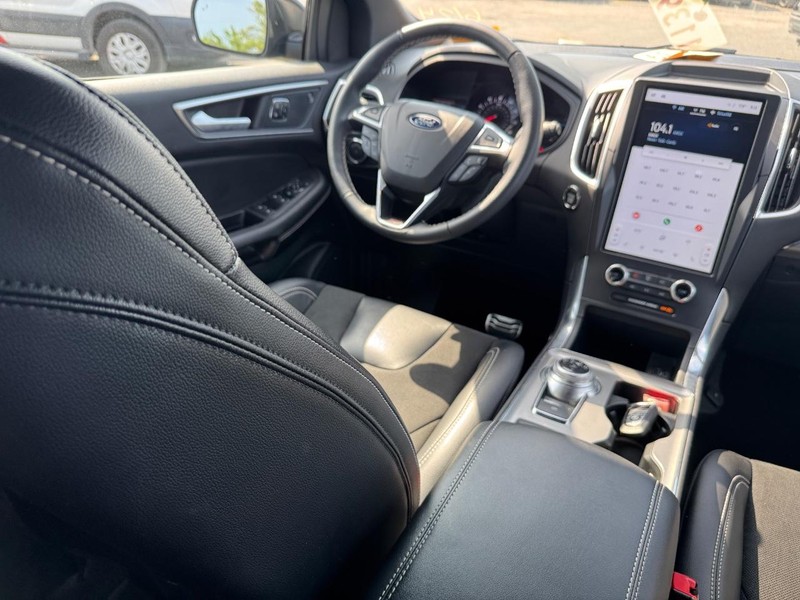 Ford Edge Vehicle Full-screen Gallery Image 14